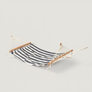 Hammock with spreader bar